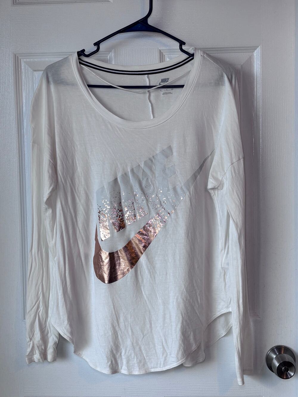 Nike Women’s Small White Rose Gold Metallic Logo Long Sleeve Shirt